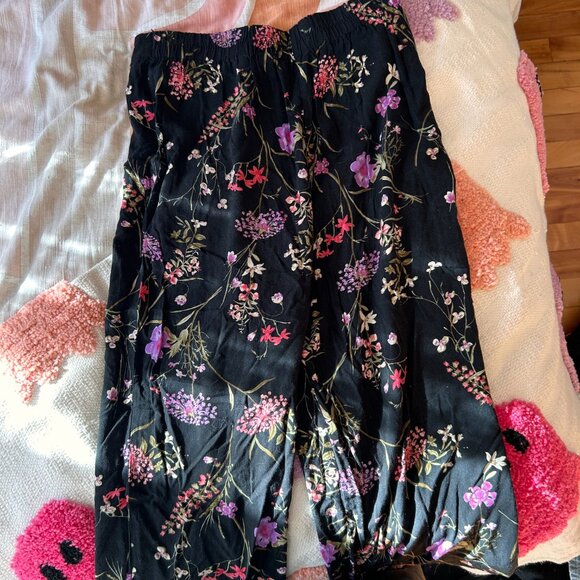 Vero Moda pantalon fluide à fleurs noires / Vero Moda black floral flowy pants - Picture 2 of 3